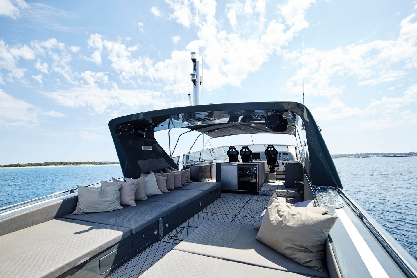 Mangusta 80 “Happy Hour”